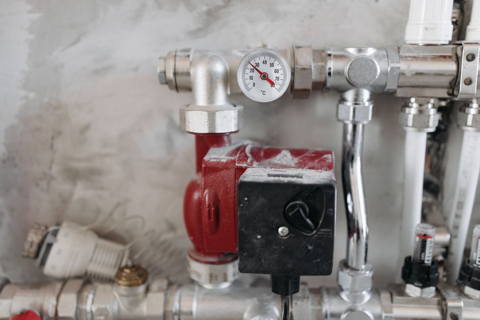 Heizungspumpe und Manometer in der Heizzentrale